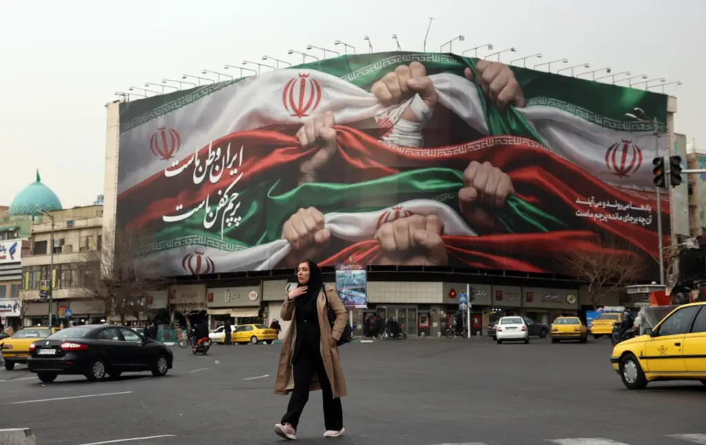 «L’Iran è la nostra patria», recita in persiano una maxi affissione per le strade di Teheran, 19 gennaio 2026 (foto Ansa)