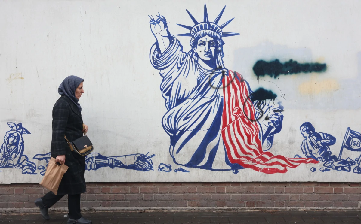 Un murale antiamericano a Teheran, 3 gennaio 2026 (foto Ansa)