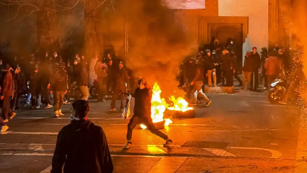 Le proteste di piazza contro il regime degli ayatollah a Teheran, in Iran