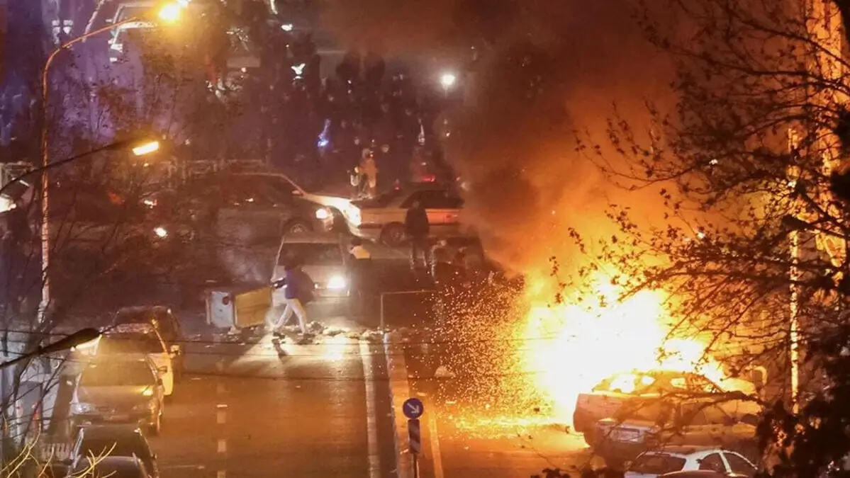 Un incendio durante le proteste a Teheran, 8 gennaio 2025 (Foto Ansa)