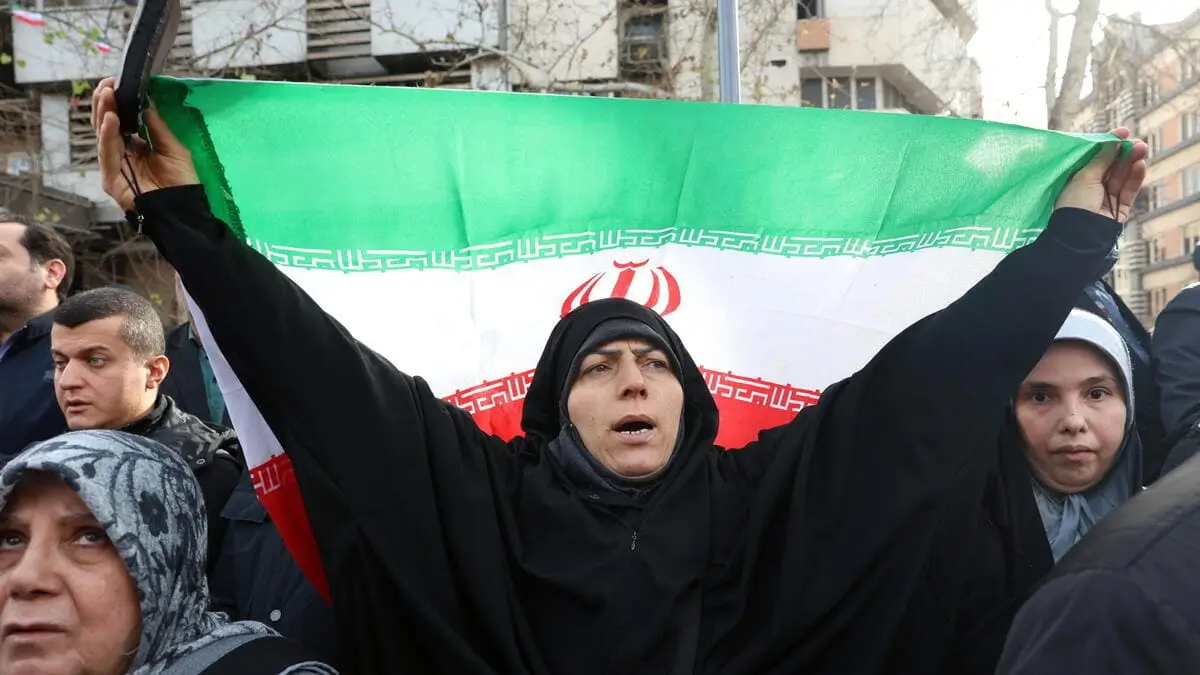 Una donna manifesta a favore del regime degli ayatollah in Iran