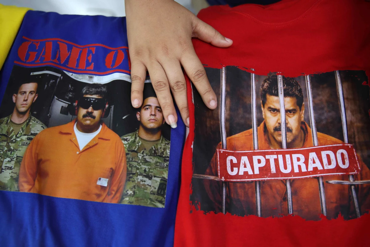Magliette celebrative della cattura del dittatore venezuelano Nicolás Maduro in vendita a Lima, Perù, 6 gennaio 2026 (foto Ansa)