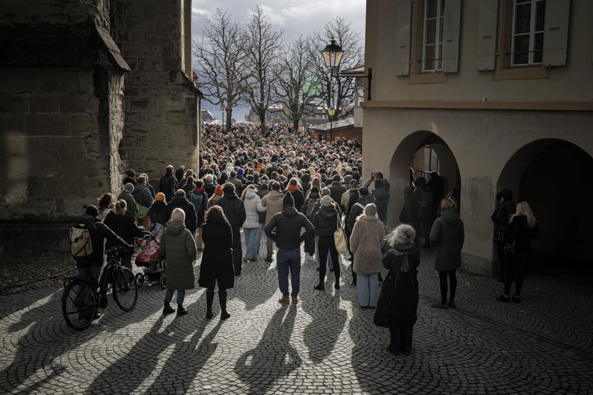 Minuto di silenzio davanti alla cattedrale di Losanna per le 40 giovani vittime dell’incendio scoppiato a Capodanno nel bar Le Constellation di Crans-Montana, Svizzera, 9 gennaio 2026 (foto Ansa)