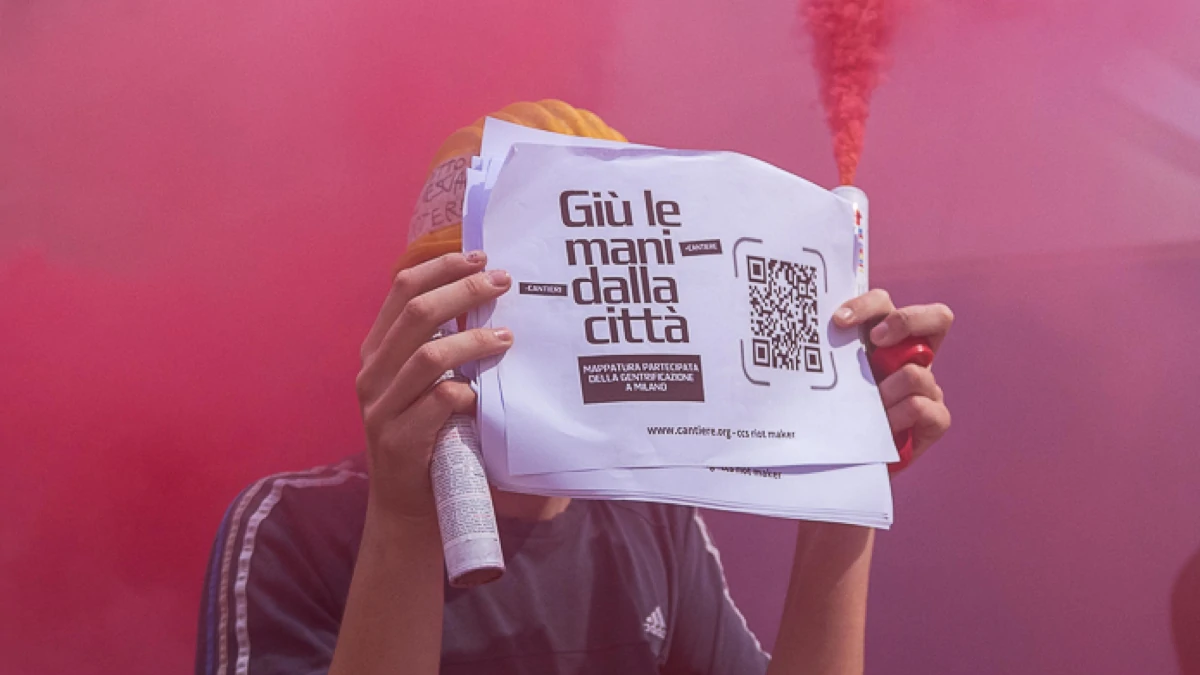 Protesta dei centri sociali in un cantiere coinvolto in una delle tante indagini sull’urbanistica aperte dalla procura di Milano, luglio 2025 (foto Ansa)