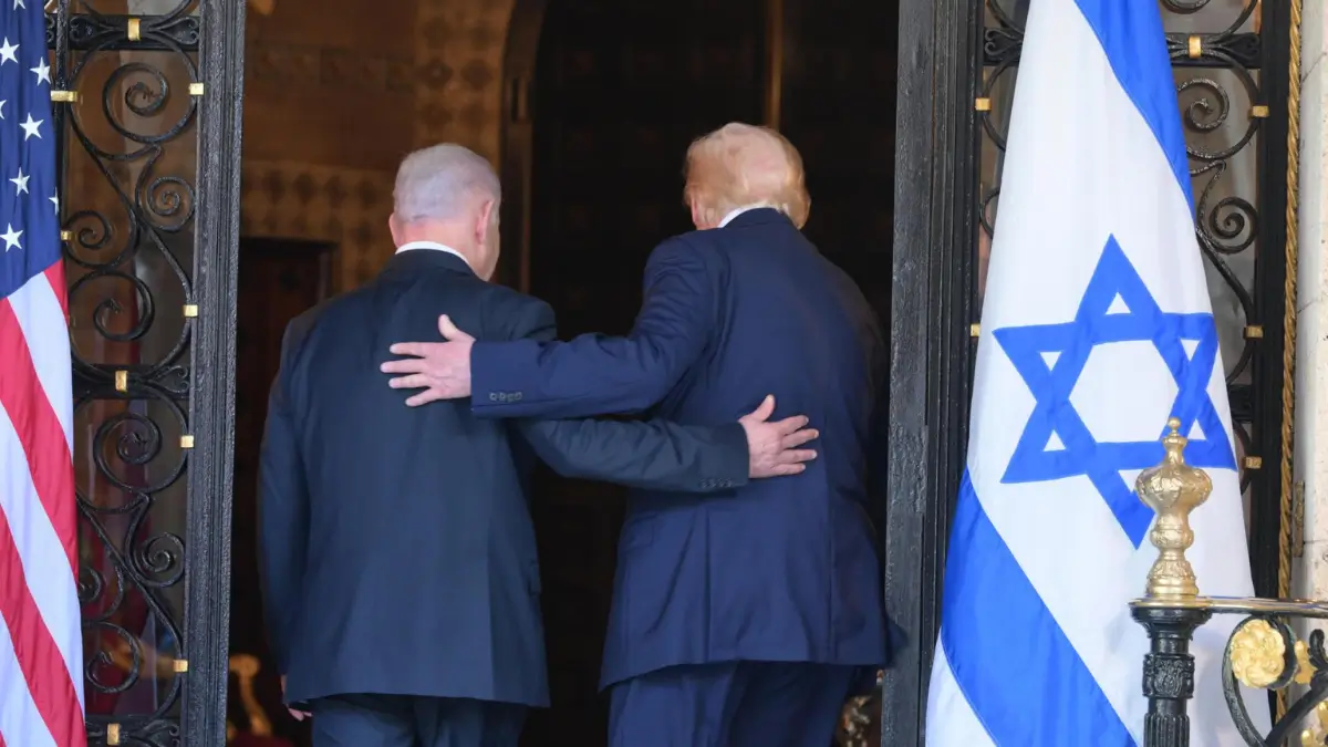 Il presidente americano Donald Trump, a destra, riceve il primo ministro israeliano Benjamin Netanyahu nel suo resort di Mar-a-Lago, 29 dicembre 2025, per parlare della tregua a Gaza