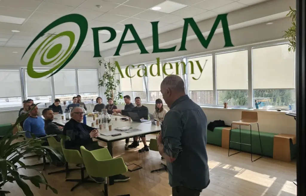 Riunione in uno degli ambienti dedicati da Palm alla sua “Academy” aperta nel 2023