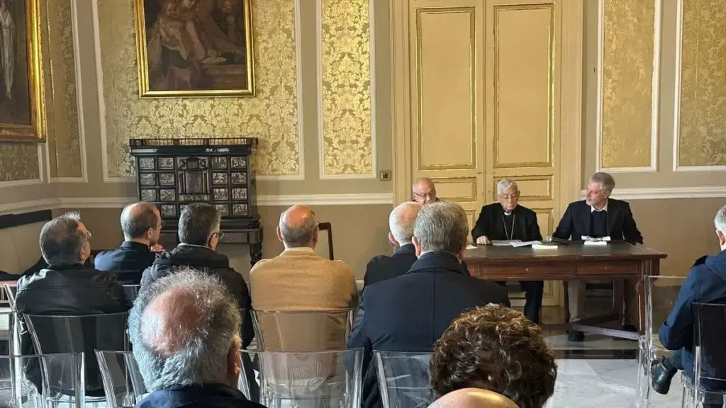 Al centro, monsignor Michele Pennisi, arcivescovo emerito di Monreale