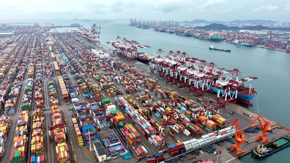 Panoramica sul terminal riservato delle merci destinate all’estero del porto di Qingdao, Cina, 13 ottobre 2025 (foto Ansa)