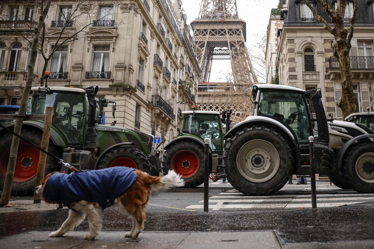 La protesta dei trattori contro l’accordo di libero scambio Ue-Mercosur arriva ai piedi della Tour Eiffel a Parigi, 8 gennaio 2026 (foto Ansa)