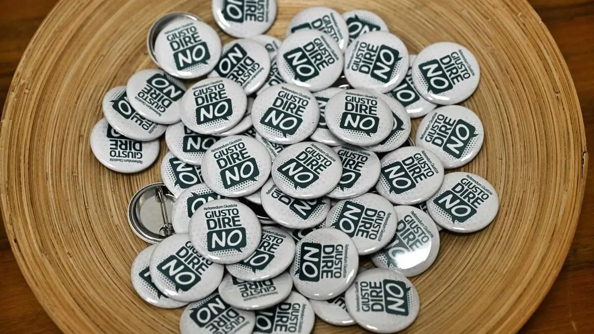 Spille del comitato per il no al referendum sulla giustizia (Foto Ansa)