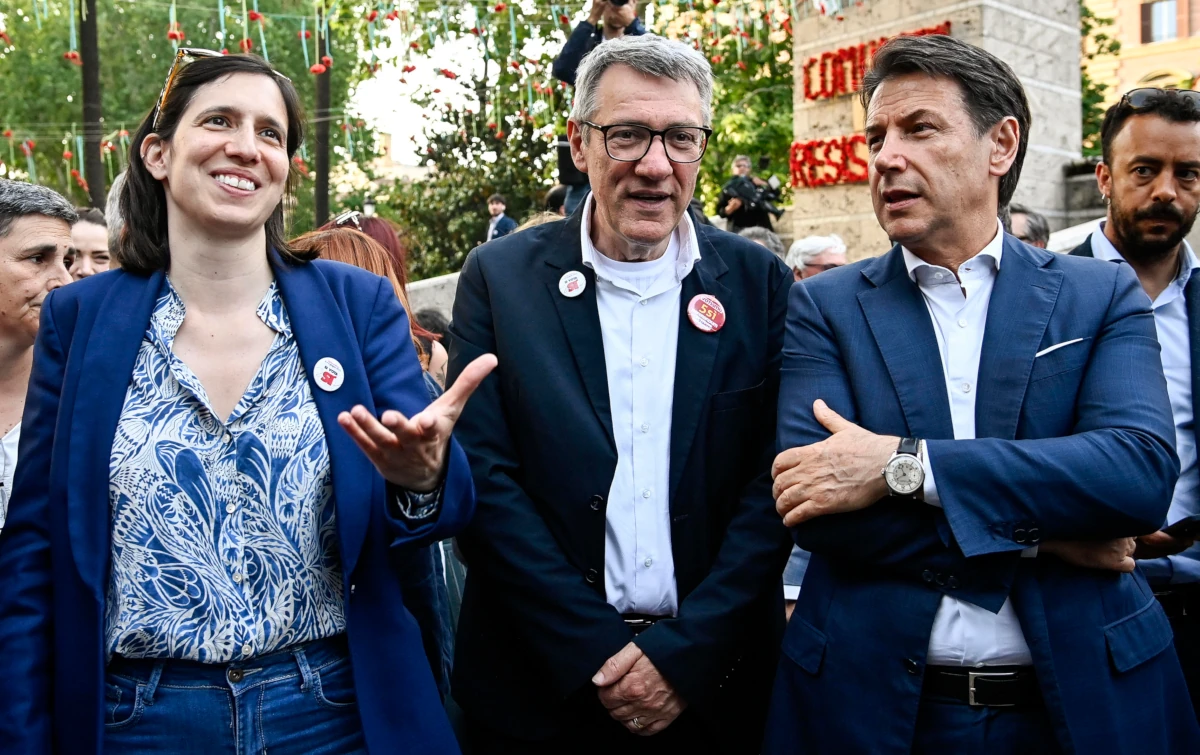 Il segretario della Cgil Maurizio Landini tra i principali leader del centrosinistra, Elly Schlein e Giuseppe Conte (foto Ansa)