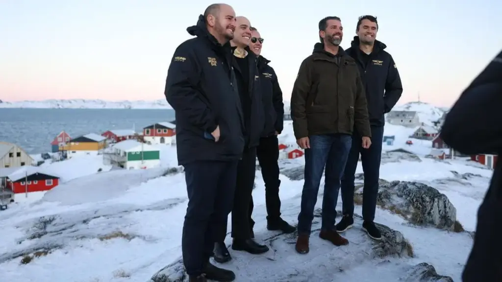 Donald Trump Jr. con una delegazione Usa a Nuuk, Groenlandia, 7 gennaio 2025 (foto Ansa)