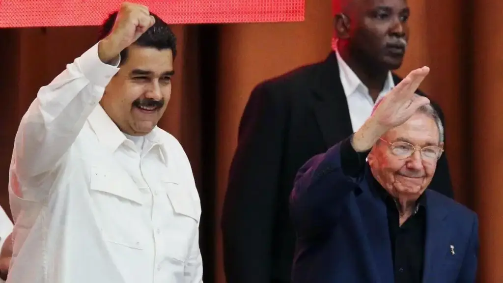 Gli ex dittatori di Venezuela e Cuba, Nicolas Maduro e Raul Castro, insieme a L'Avana nel 2017