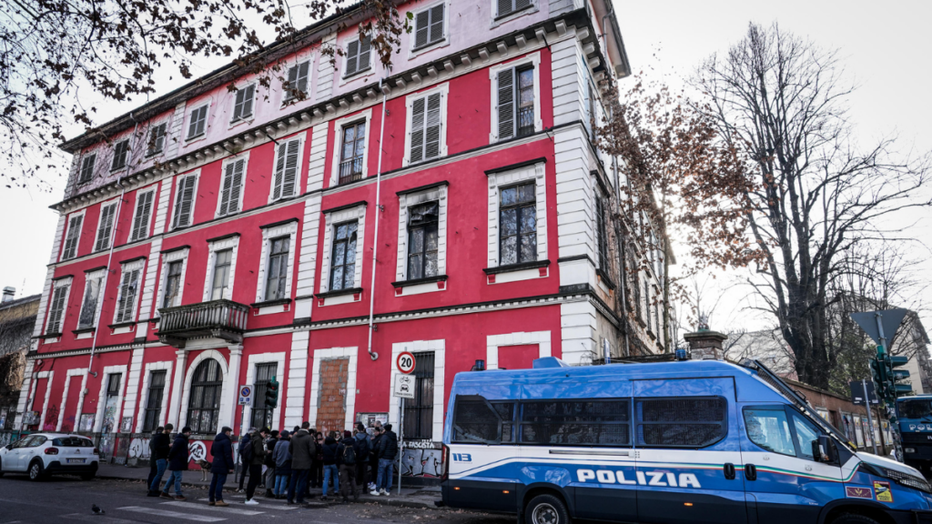 Polizia davanti al palazzo che ospitava il centro sociale Askatasuna a Torino