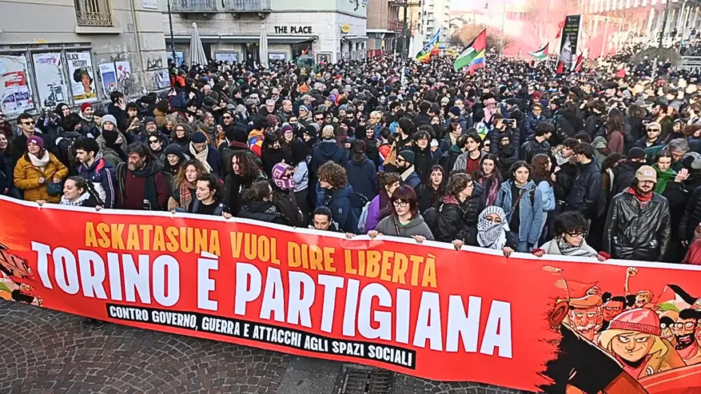 Lo striscione "Torino è partigiana" alla testa del corteo della manifestazione pro Askatasuna sabato 31 gennaio a Torino