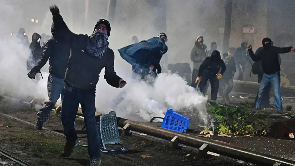 Manifestanti al corteo pro Askatasuna si scontrano con la polizia