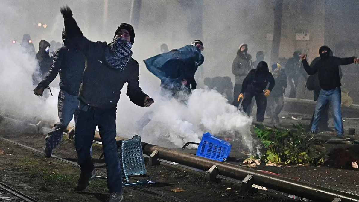 Manifestanti al corteo pro Askatasuna si scontrano con la polizia