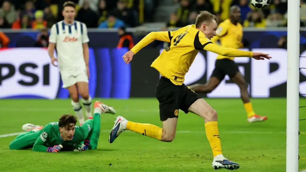 Maximilian Beier segna il gol del 2-0 nella vittoria del Borussia Dortmund contro l’Atalanta nell’andata dei playoff di Champions League (foto Ansa)