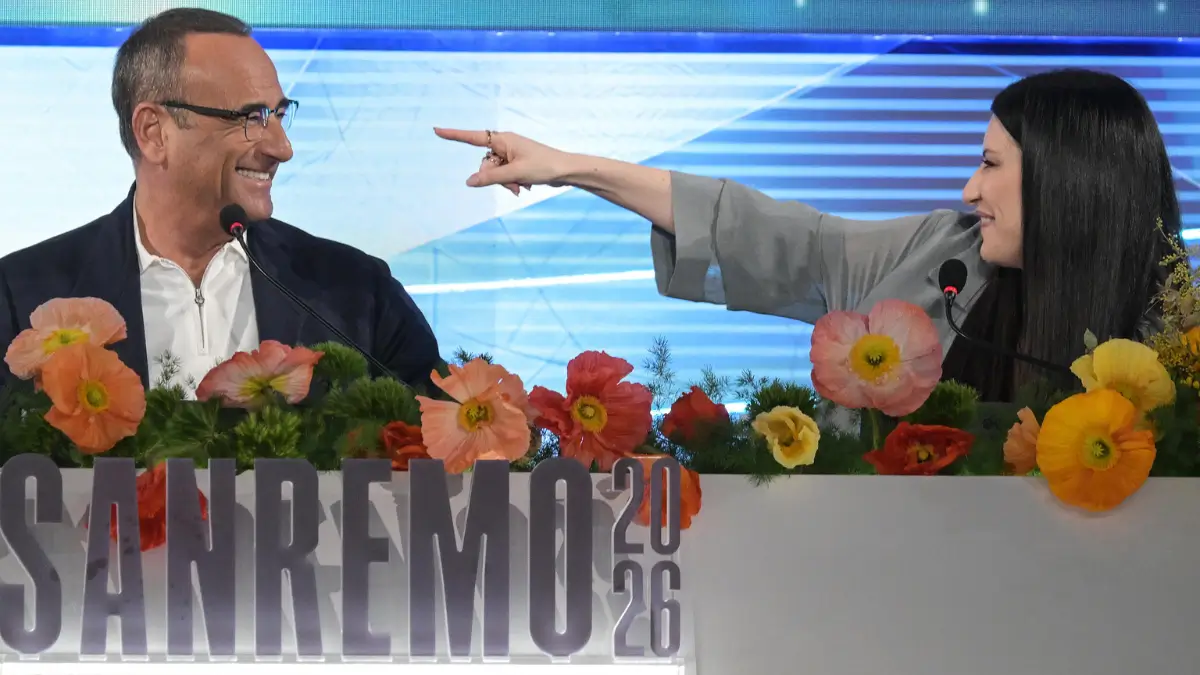 Il direttore artistico e presentatore del Festival di Sanremo, Carlo Conti, scherza con la cantante e co-conduttrice della 76ma edizione, Laura Pausini, durante la conferenza stampa di presentazione