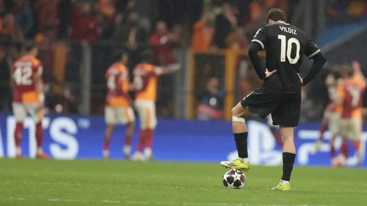 Il numero 10 della Juventus, Kenan Yildiz, a capo chino dopo un gol del Galatasaray nell’andata dei playoff di Champions League (foto Ansa)