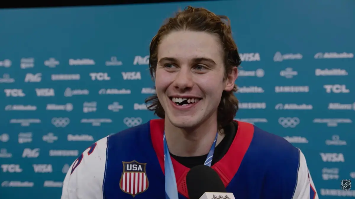 Il giocatore di hockey statunitense Jack Hughes parla con il canale tv della NHL dopo la vittoria alle Olimpiadi