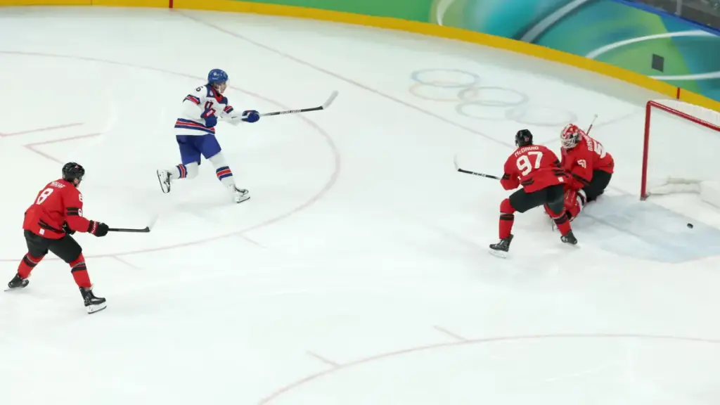 Il tiro con cui Jack Hughes segna il definitivo 2-1 al Canada nella finale di hockey alle Olimpiadi invernali di Milano-Cortina 2026