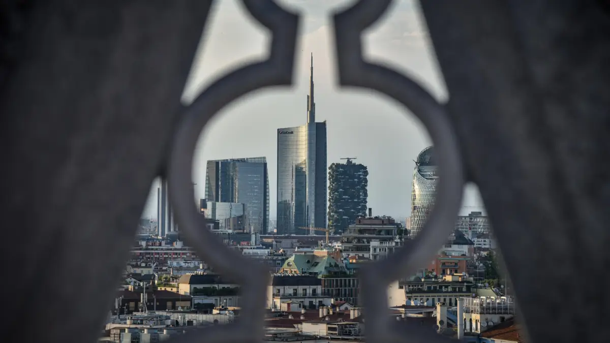 Milano. Veduta panoramica dei grattacieli di Porta Nuova al tramonto dalla terrazza del Duomo