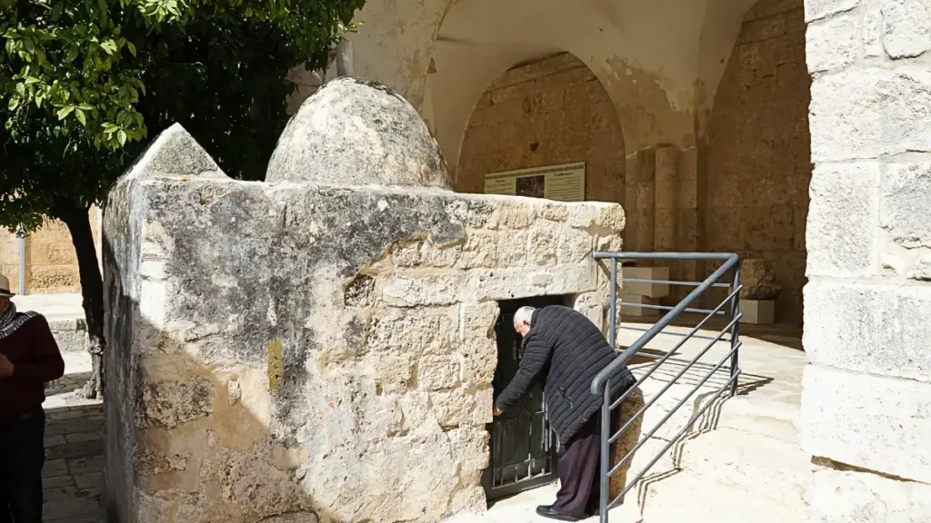 L'imam di Sebastia apre la porta della tomba di san Giovanni Battista