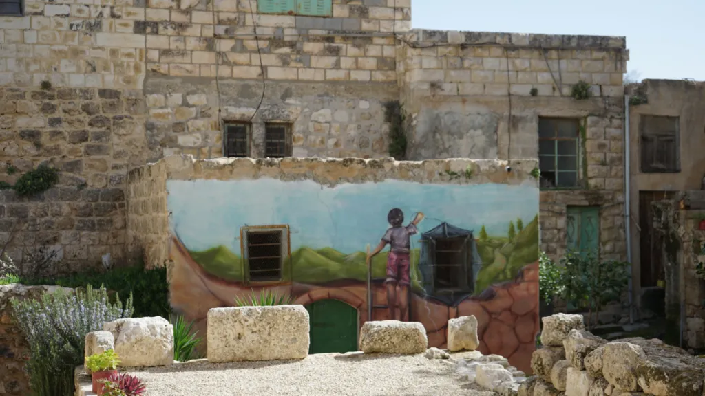 Un graffito su un muro di Sebastia, in Cisgiordania