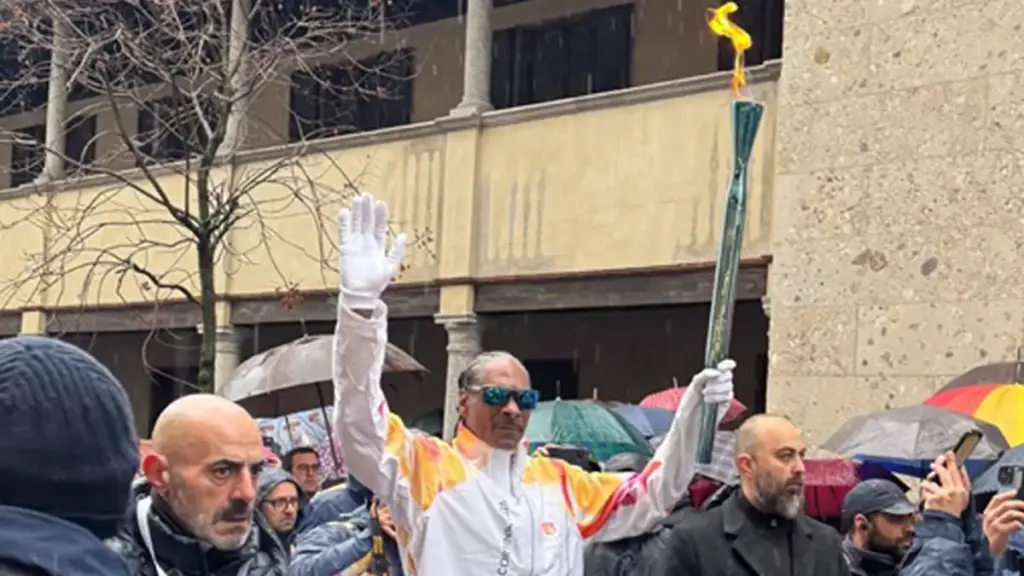Il rapper e attore statunitense Snoop Dogg tedoforo a Gallarate (Varese) per la fiaccola olimpica di Milano Cortina 2026