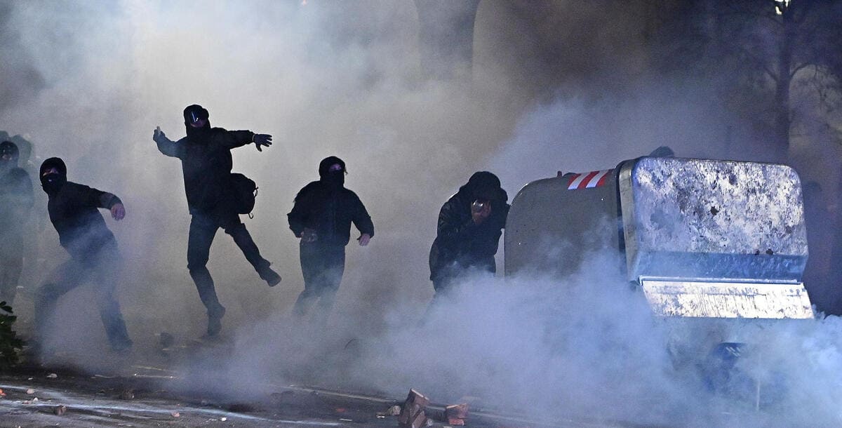 Scontri a Torino tra manifestanti e forze dell'ordine durante il corteo contro lo sgombero del centro sociale Askatasuna