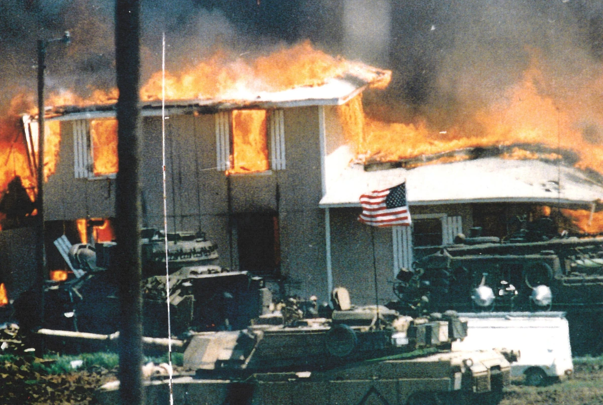 Il Mount Carmel Center di Waco, Texas, avvolto dalle fiamme dopo 51 giorni di assedio da parte di Fbi e Atf tra il febbraio e l’aprile 1993