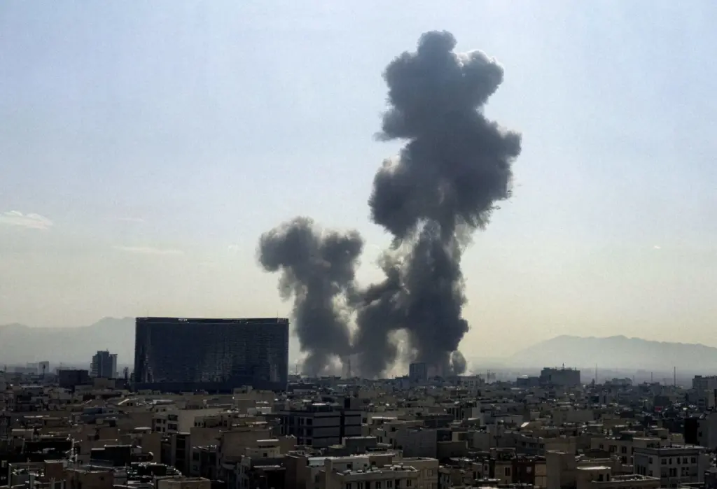 Fumo si alza dagli edifici di Teheran, in Iran, colpiti dai bombardamenti a sorpresa di Usa e Israele, 28 febbraio 2026 (foto Ansa)