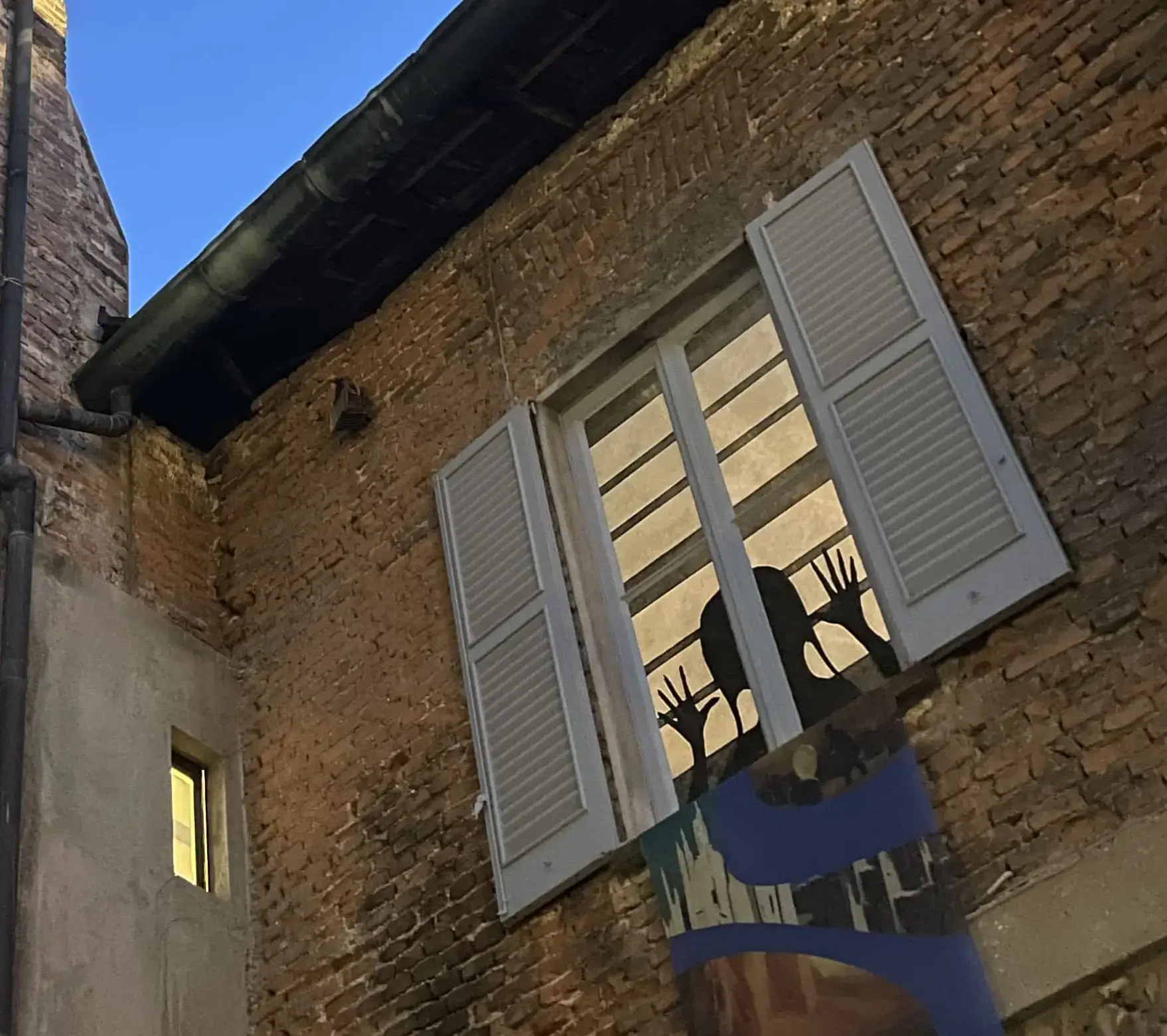 L'ingresso della mostra "Dino Buzzati e l'Aldilà", a Milano, durante le Olimpiadi invernali