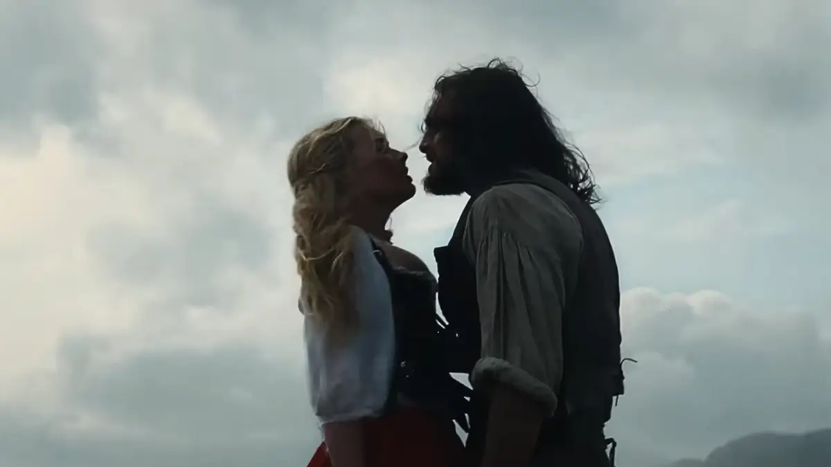Un frame dal trailer del film “Cime Tempestose” con Margot Robbie e Jacob Elordi, adattamento del romanzo di Emily Brontë