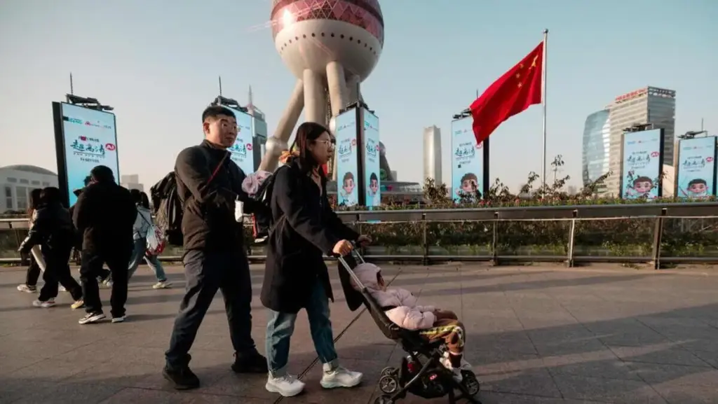 Una giovane coppia passeggia a Shanghai