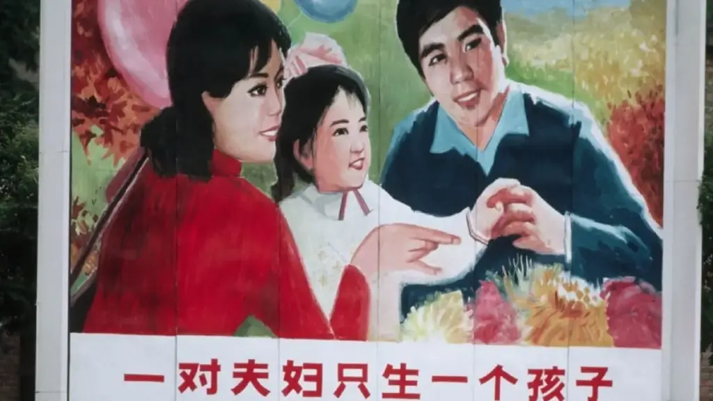 Un vecchio poster di propaganda in Cina recita: "Una coppia genera un solo figlio"