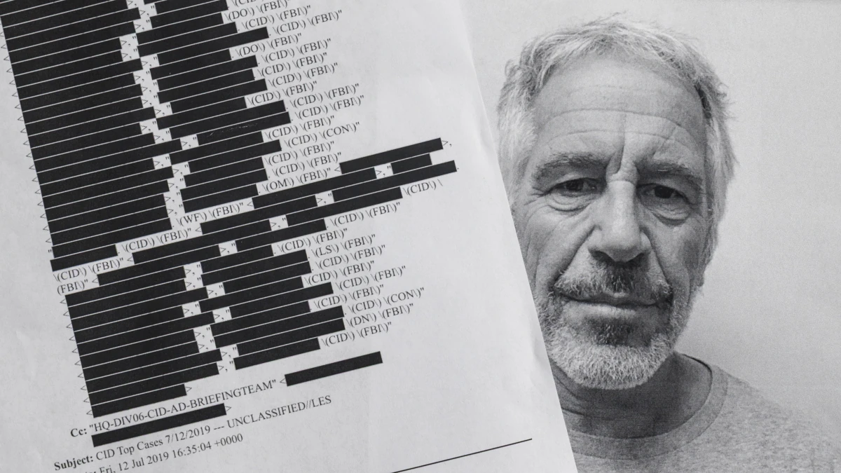 Una foto di Jeffrey Epstein accanto a una lista di nomi secretati stampati su una pagina estratta dai suoi “files” (foto Ansa)