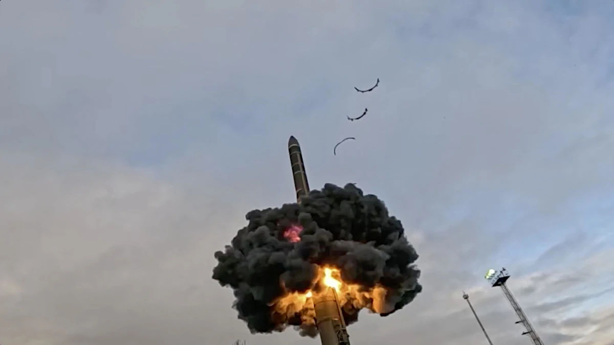 Il lancio di un missile balistico intercontinentale Yars dal cosmodromo di Pleseck, Oblast’ di Arcangelo, nel corso di un’esercitazione delle forze di deterrenza nucleare russe, 29 ottobre 2024 (foto Ansa)