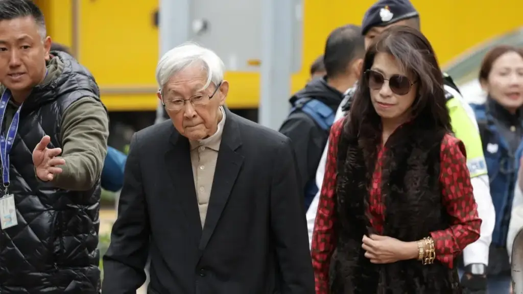 Il cardinale Joseph Zen Ze-kiun, arcivescovo emerito di Hong Kong, arriva in tribunale insieme alla moglie di Jimmy Lai, Teresa