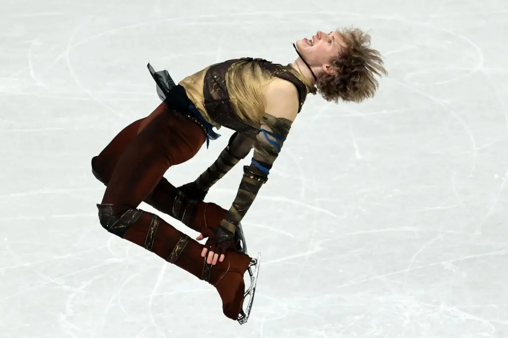 Il pattinatore americano Ilia Malinin esegue il salto mortale all'indietro durante la prova individuale della gara a squadre alle Olimpiadi di Milano-Cortina 2026