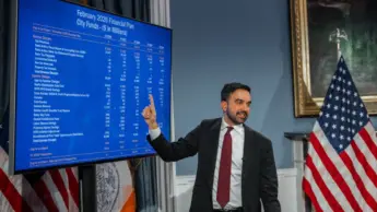 Mamdani comincia a smontare le sue promesse. Costano troppo