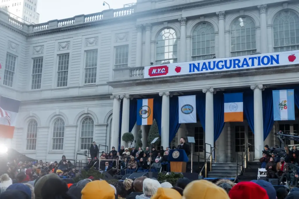 Mamdani parla davanti alla folla riunita in occasione del suo insediamento come primo cittadino di New York, 1 gennaio 2026 (foto Ansa)