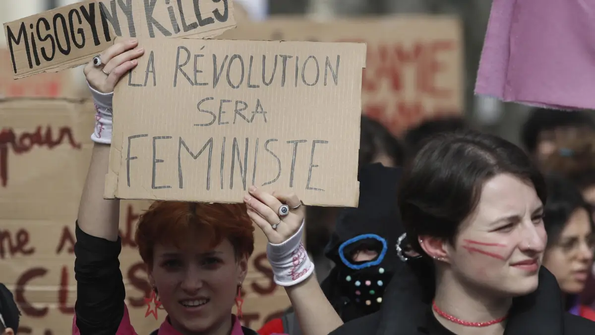 Un cartello con scritto 