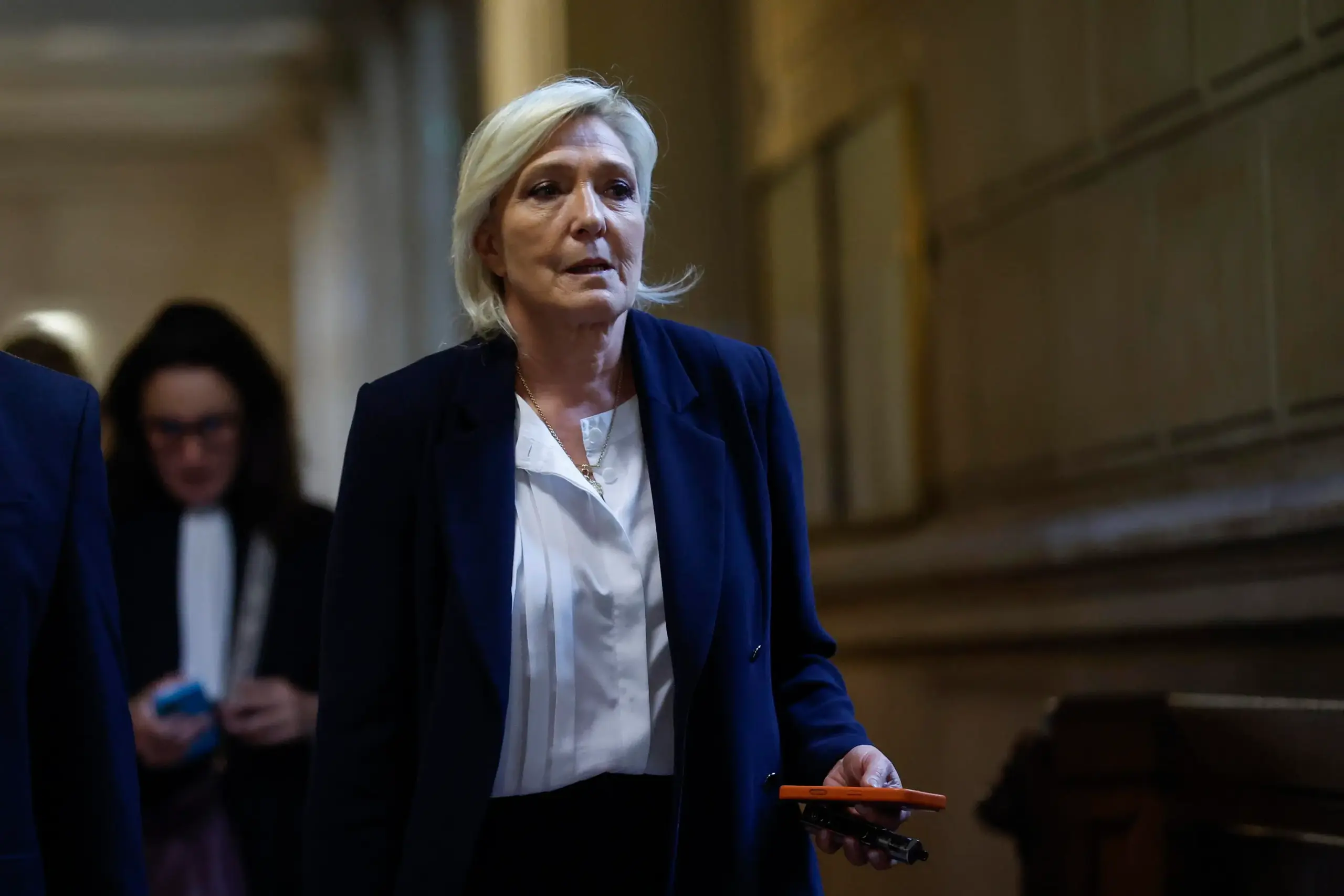 La leader di Rn in Francia, Marine Le Pen, entra in tribunale