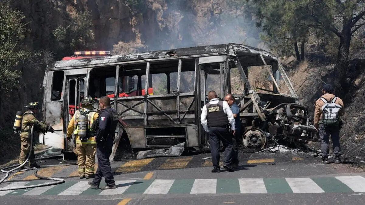 Vigili del fuoco e membri della polizia di Morelia lavorano sulla scena in cui un veicolo viene dato alle fiamme da membri della criminalità organizzata dopo l'omicidio di Nemesio Oseguera Cervantes, noto come El Mencho, leader del cartello Cjng