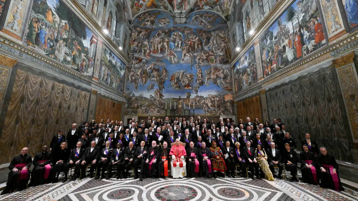 Papa Leone XIV posa con i membri del corpo diplomatico accreditato presso la Santa Sede nella Cappella Sistina il 9 gennaio 2026 (foto Ansa)