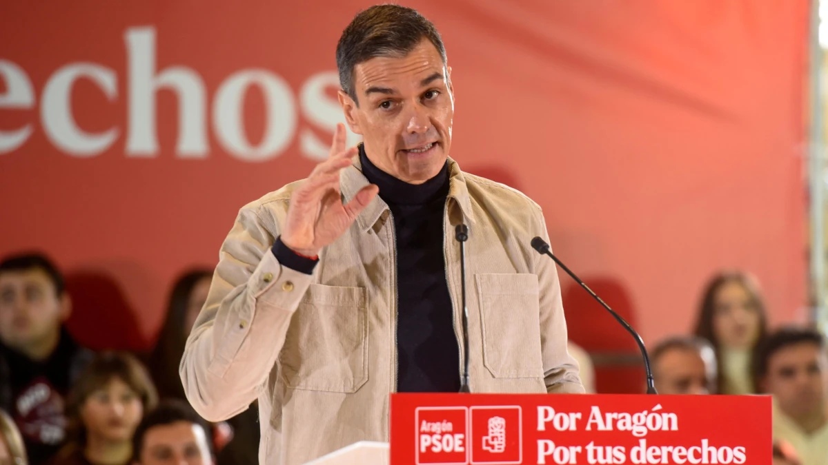 Il primo ministro spagnolo Pedro Sánchez a Huesca nel gennaio scorso per la campagna elettorale in vista delle elezioni regionali in Aragona dell’8 febbraio 2026 (foto Ansa)