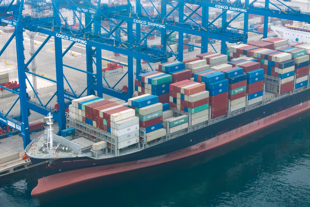 Una nave portacontainer nel nuovo mega porto commerciale di Chancay, Perù, controllato dalla cinese Cosco, 3 agosto 2025 (foto Ansa)