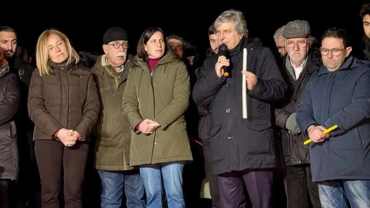 Monsignor Francesco Savino con Elly Schlein a Cutro, 26 febbraio 2025 (Foto Ansa)